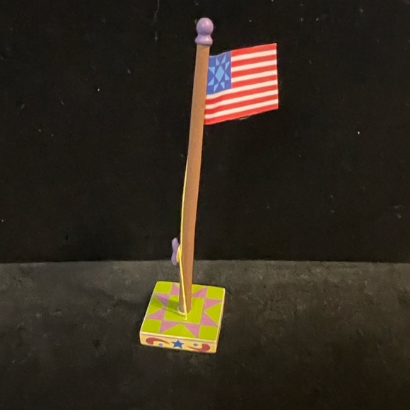Department 56 Jim Shore Heartwood Village Flag Accessory. Retired 2012 - Picture 2 of 6